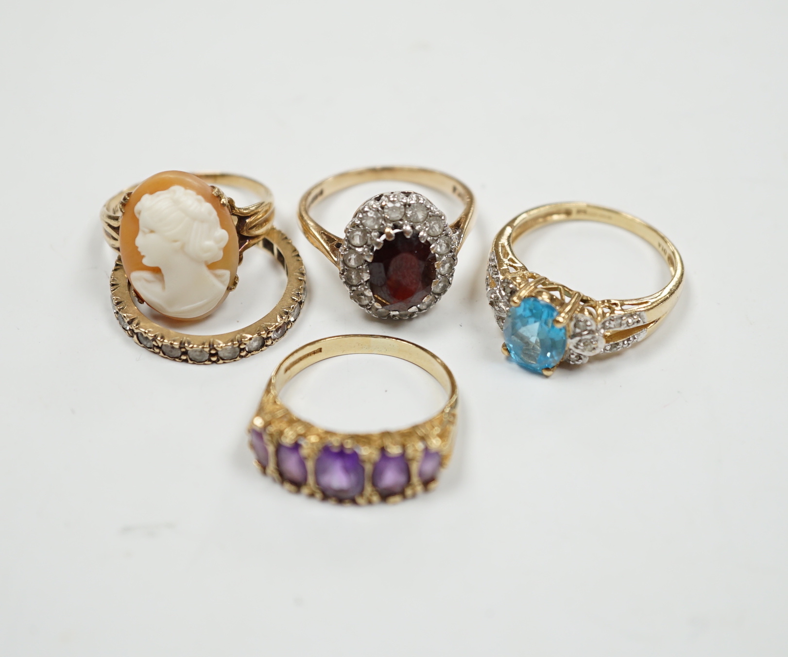 Five assorted modern 9ct and gem set dress rings, including graduated five stone amethyst and cameo shell, gross weight 14.7 grams